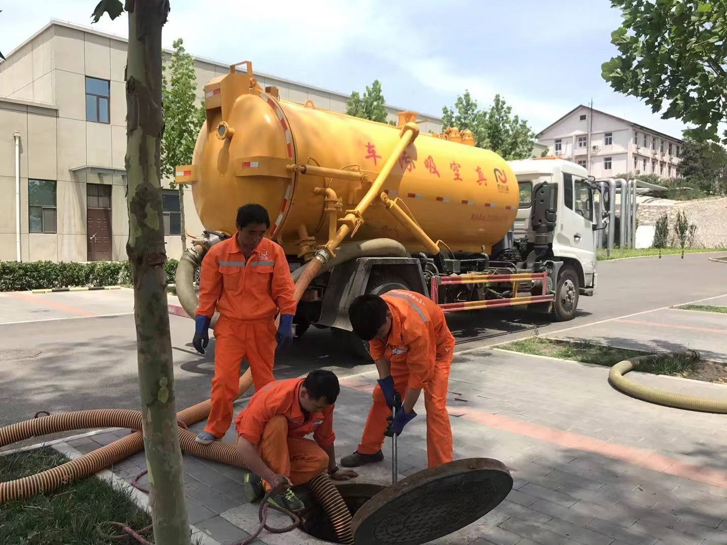 蓬莱镇管道疏通车停在窨井附近