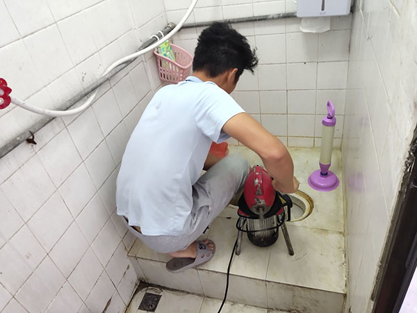 蓬莱镇管道堵塞冒臭气 专业师傅现场解决问题