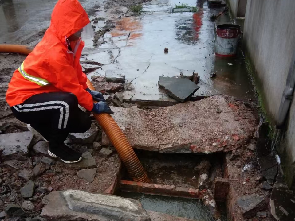 蓬莱镇专业清理污水池 炜誉市政以规范流程守护城市 “肠道”